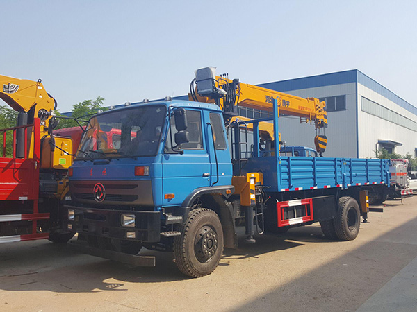 東風5.8米貨箱隨車吊 東風5.8米貨箱隨車吊