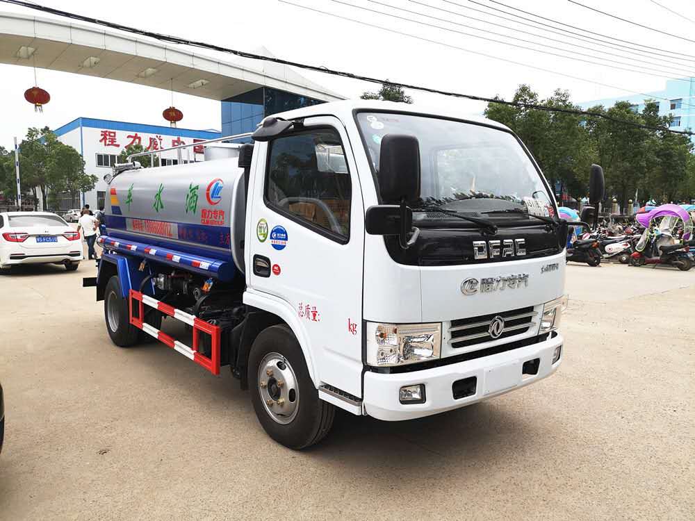 東風多利卡5噸灑水車