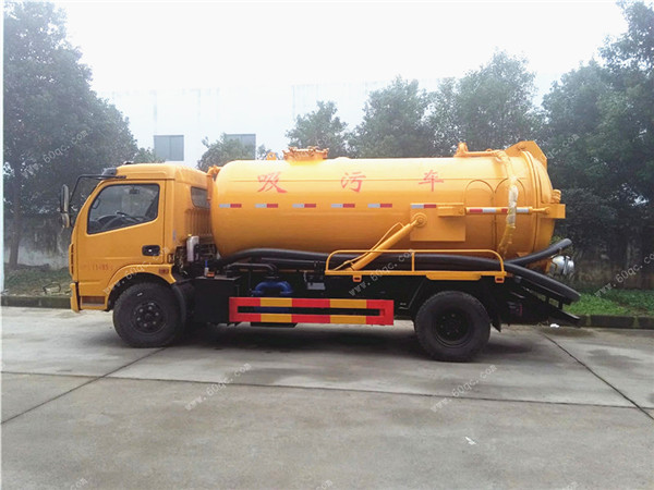 東風多利卡D7吸污車