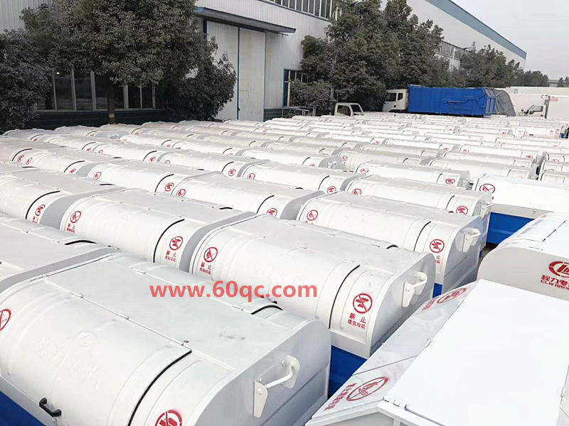 勾臂式垃圾車大批垃圾箱