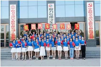 最好的妝容是微笑，最好的衣裳是自信