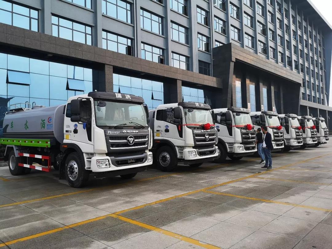 大批灑水車(chē)