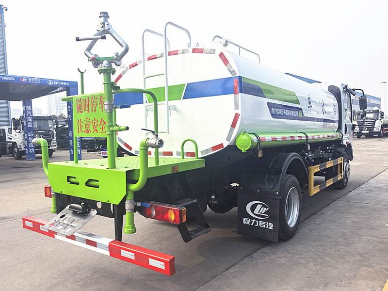 東風(fēng)華神T1灑水車 東風(fēng)華神T1灑水車