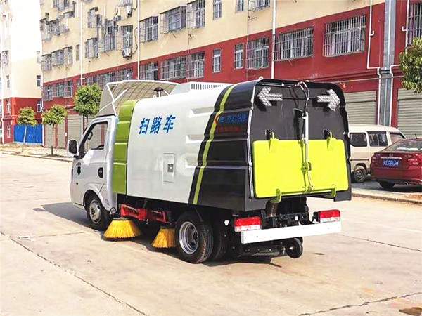 東風途逸國六汽油3方掃路車